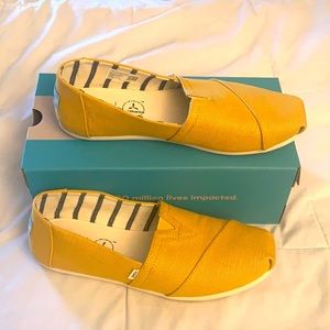 Bright Gold Toms slip on canvas shoes size 8! Alpargata Heritage Canvas